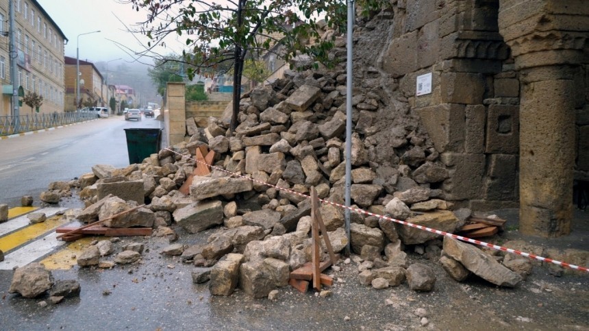 Дожди привели к частичному обрушению древней крепости в Дербенте