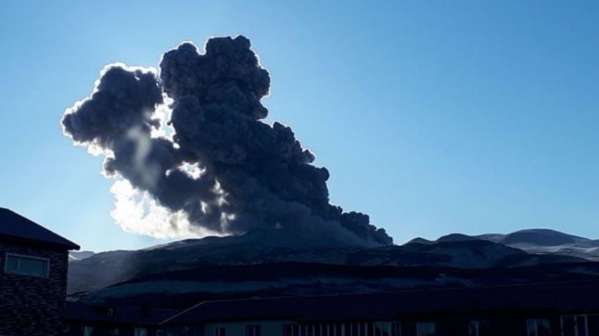 Черный снег: вулкан Эбеко засыпал пеплом Северо-Курильск