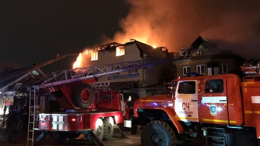 В Нальчике загорелся трехэтажный магазин площадью в тысячу «квадратов» — видео