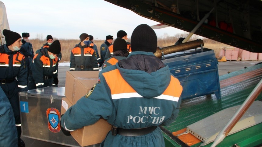 На помощь жителям Приморья самолетами МЧС доставили дизель генераторы