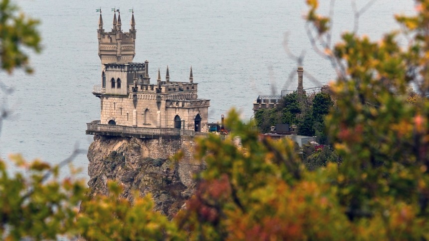 Средневековая сказка: Обновленный замок Ласточкино гнездо сняли с высоты птичьего полета