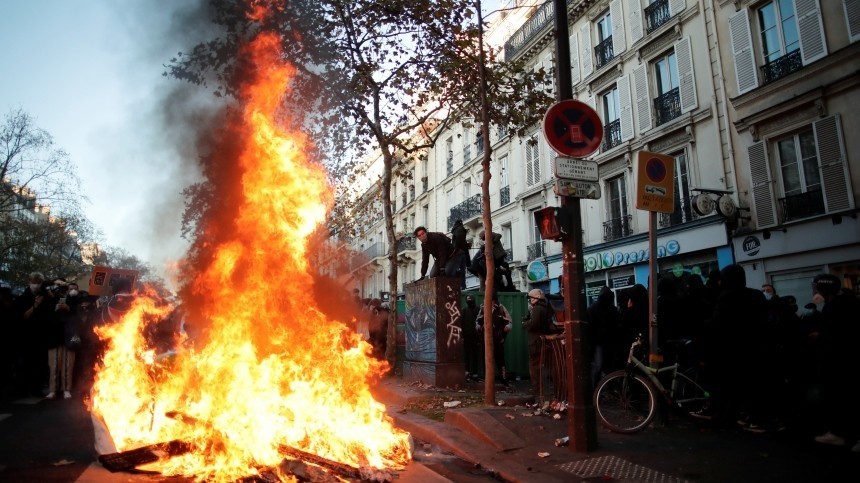 В Париже 37 правоохранителей пострадали в ходе беспорядков — видео