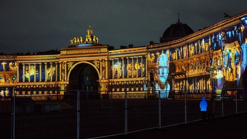 Уникальное световое шоу озарило Дворцовую площадь в честь дня основания Эрмитажа