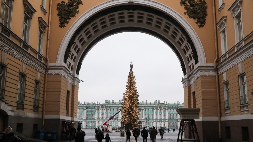 Домики, снеговики и конфеты: в Петербурге украшают главную городскую елку