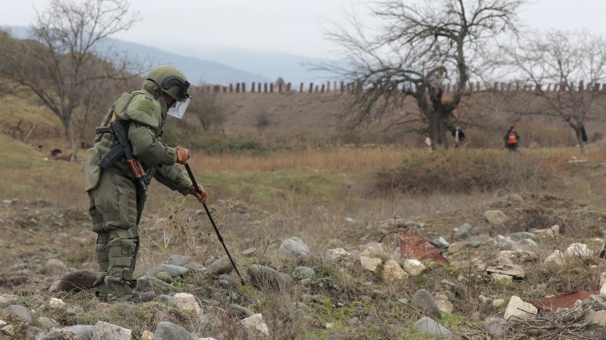 Минобороны: Российский офицер-сапер погиб в Карабахе при разминировании дороги