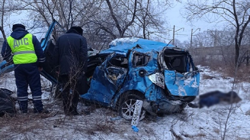 Смертельный трюк: в Красноярске автомобиль пробил перила и улетел с моста — видео