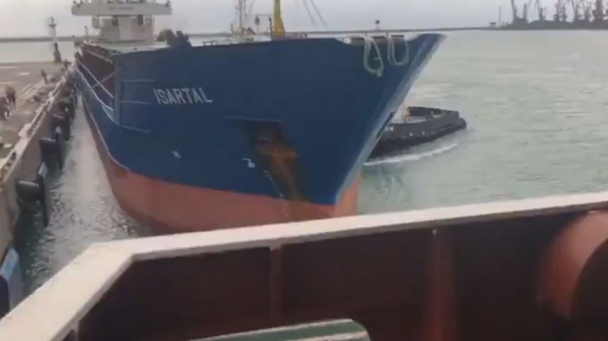 Видео: В порту Туапсе столкнулись два судна