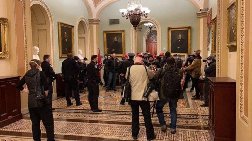 Демонстранты ворвались в здание конгресса США