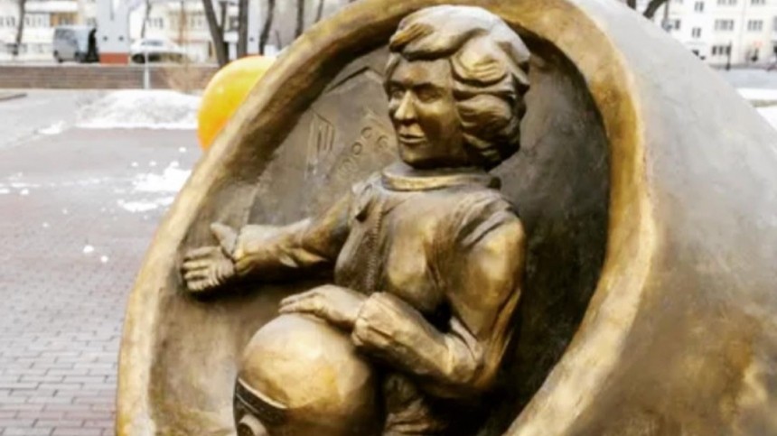 Челябинская «Аленка»: в сети критикуют странный памятник Терешковой