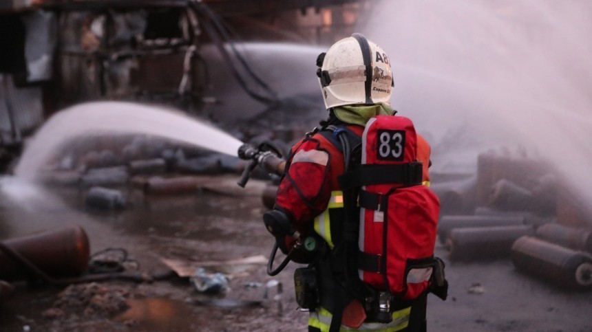 Пожар охватил подъезд в многоэтажном доме на юго-востоке Москвы