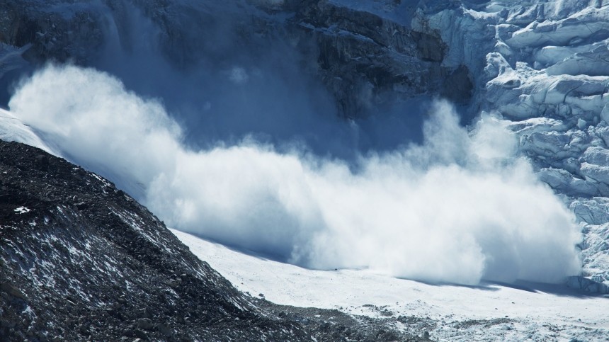 Один человек погиб при сходе лавины на горнолыжном курорте в Швейцарии