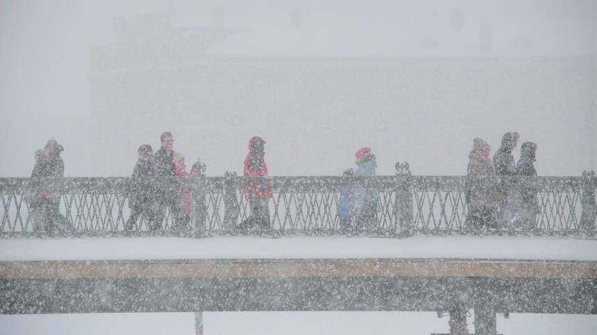 Сильные метели ожидают в Петербурге, Москву уже засыпает снегом — видео