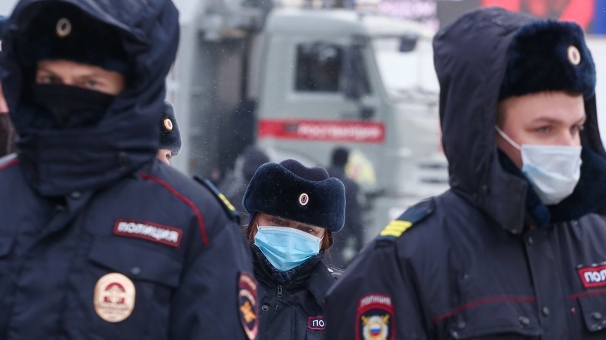 Полиция раздает маски участникам незаконного митинга в центре Москвы