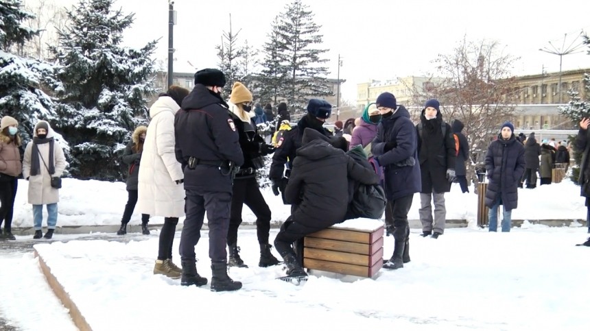 Потерявшему сознание участнику незаконной акции в Красноярске помогла полиция