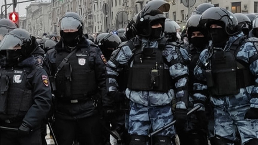 Полицейский пострадал на незаконной акции в Москве — видео