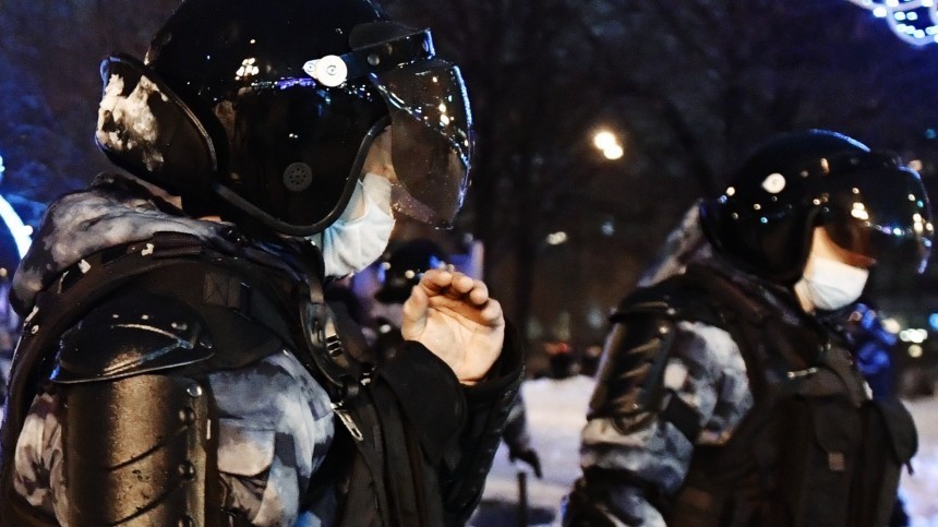 Полиция изучает видео с применением силы к женщине в Петербурге