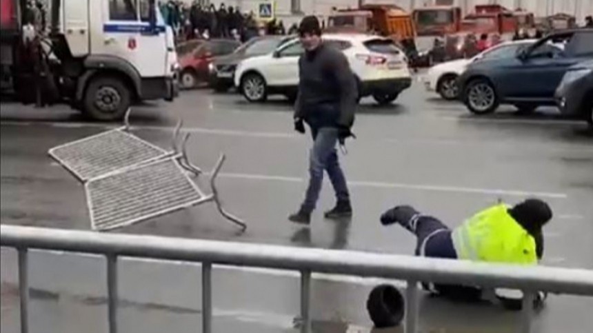 Напавший на сотрудников ДПС в Петербурге задержан — видео