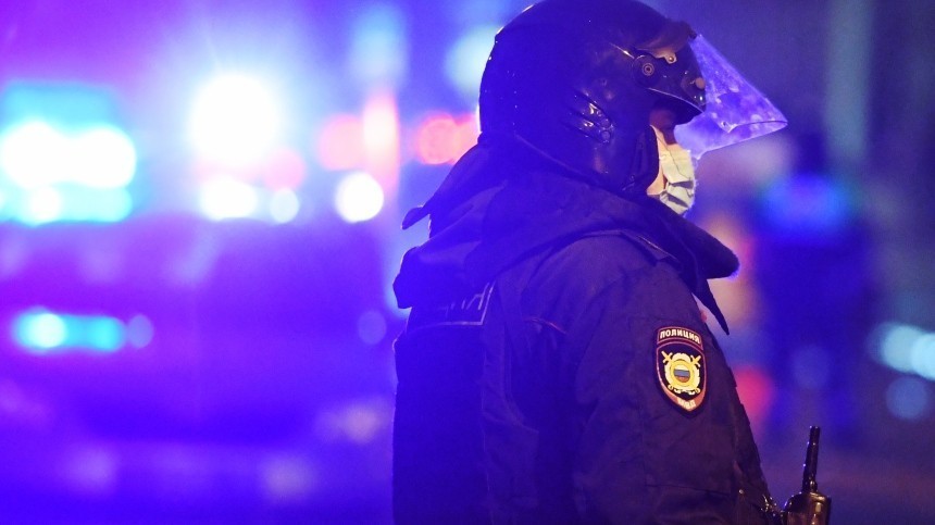 Полицейский извинился перед пострадавшей в несанкционированной акции в Петербурге