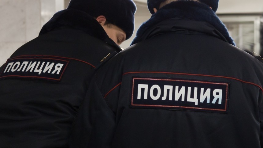 Видео: угрожавшего взорвать магазин мужчину задержала полиция в Москве