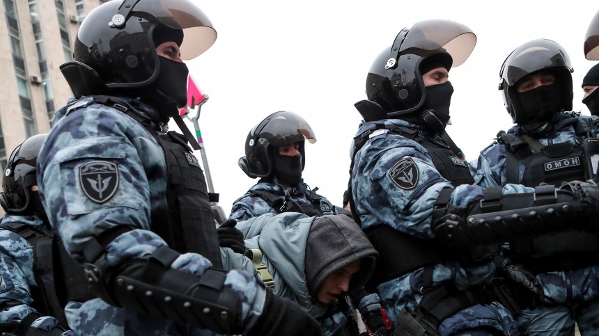 Видео: В Москве участник незаконной акции с битой набросился на правоохранителей