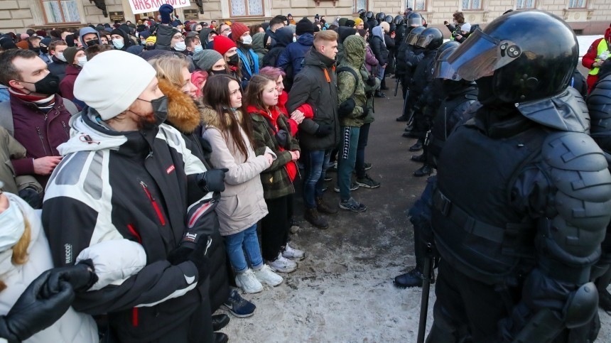 Девочка потерялась в ходе незаконной акции в Петербурге — видео