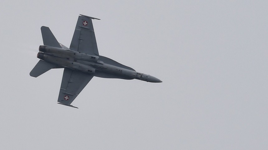 Видео: истребитель F-18 пролетел в нескольких метрах над головой журналистки