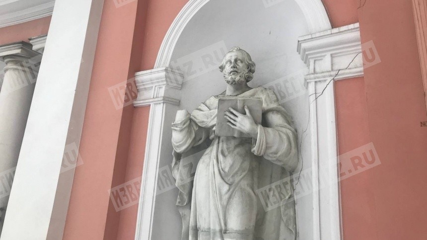 Фото: вандалы оторвали руку скульптуре Апостола Петра в петербургской церкви