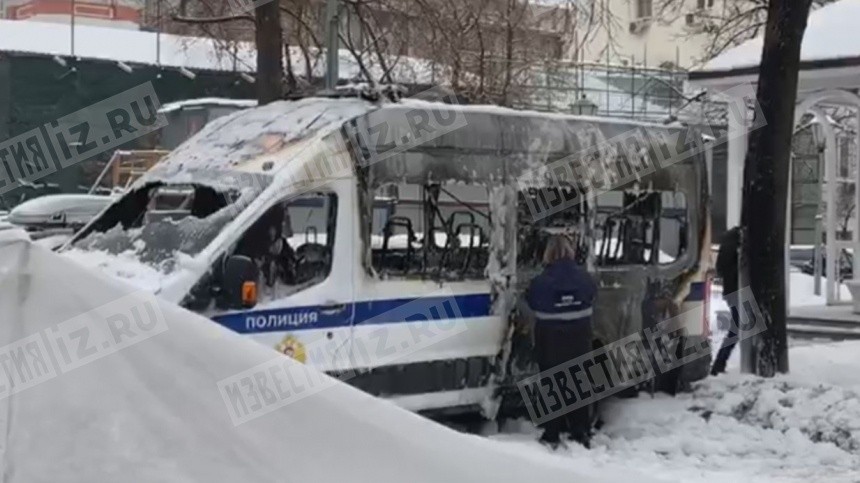 Момент поджога авто Росгвардии в Москве попал на видео