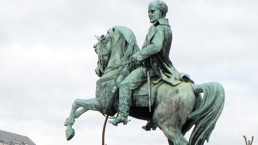 Таинственный сундук нашли под статуей Наполеона во Франции