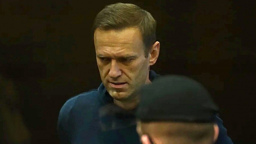 «Следить» — дипломат из Франции прибыл на заседание суда с Навальным