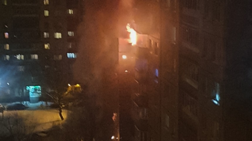 Видео: Крупный пожар охватил одну из квартир многоэтажки на юге Петербурга