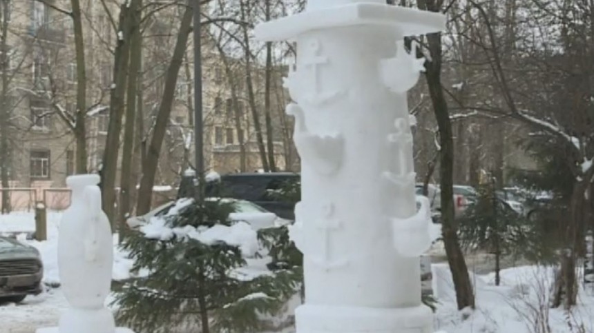 Снежные шедевры: Петербуржец построил из снега копии дворцов и скульптур