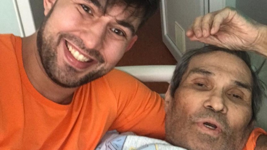 «Филигранная работа»: Сын Алибасова показал ногу продюсера после операции