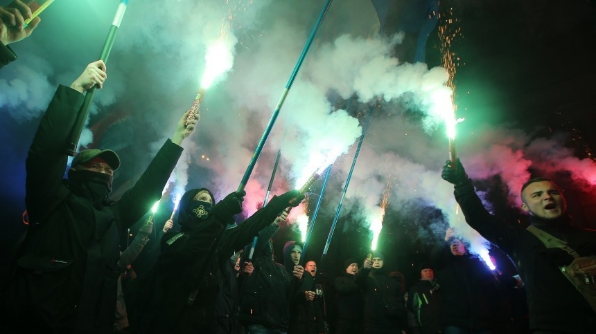 Видео: националисты вступили в столкновения с силовиками у офиса Зеленского