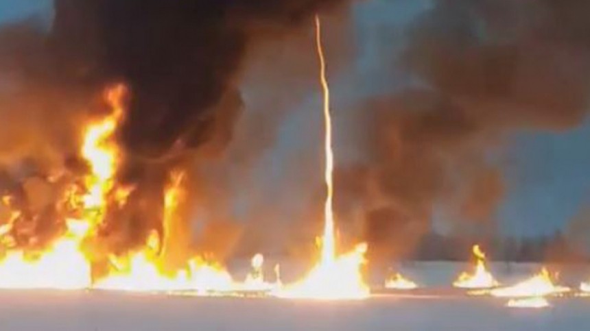 Пожар возник на Оби под Нижневартовском, предположительно, из-за ЧП на нефтепроводе