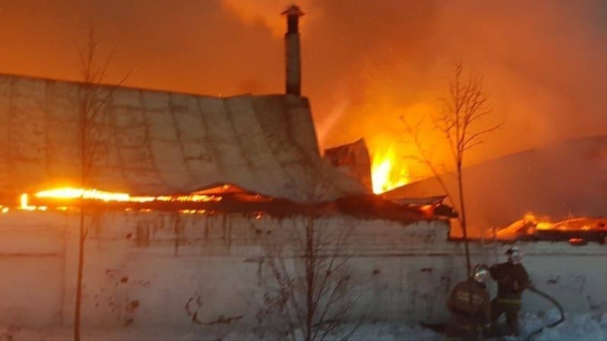 Видео: склады мощно полыхают в Воронеже, раздаются взрывы