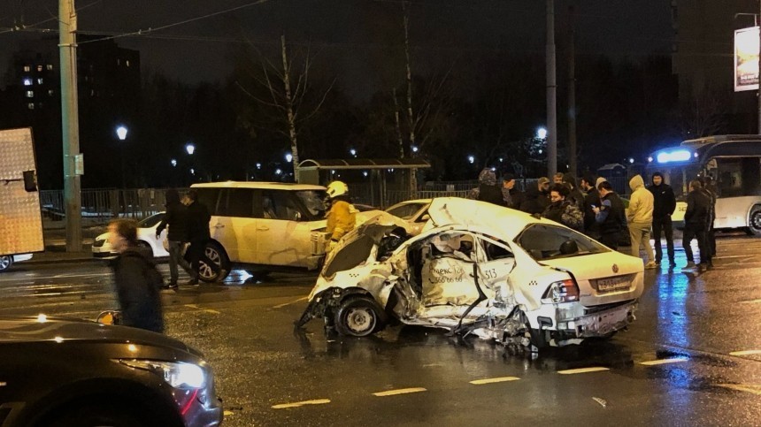 Такси всмятку: водитель Range Rover устроил жуткое ДТП в центре Петербурга