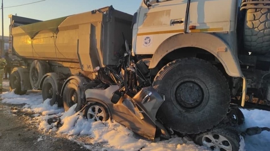 Видео: два грузовика расплющили легковушку под Челябинском