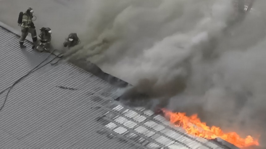 Видео: Пожар вспыхнул в магазине в Ростове-на-Дону. Внутри находились люди