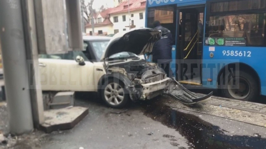 В Москве автоледи протаранила автобус. Трое пострадали — видео