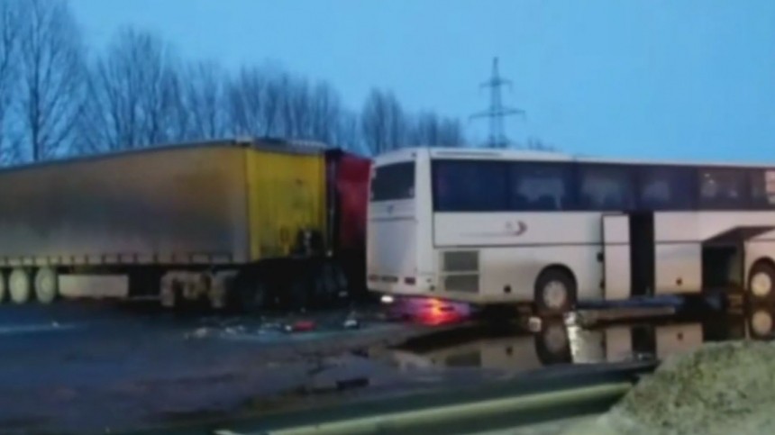 Пассажирский автобус врезался в фуру под Рязанью. Есть пострадавшие — видео