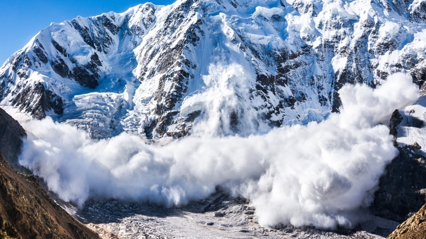 Видео последствий схода мощной лавины в Дагестане, заблокировавшей девять сел