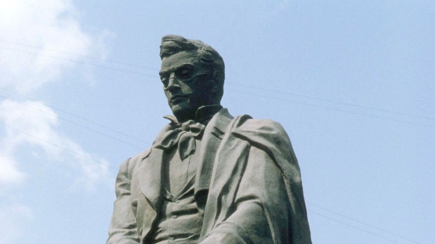 Оскорбительная надпись появилась на памятнике Грибоедову в Тбилиси
