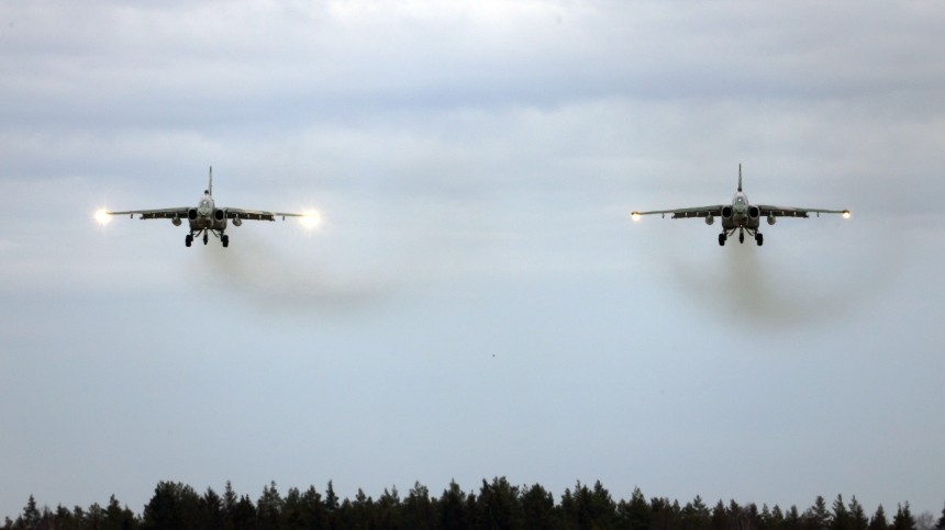 Штурмовики Су-25 поразили 30 целей на полигоне под Курганом — видео