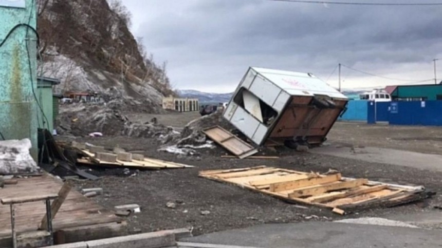 Последствия урагана ликвидируют на Камчатке