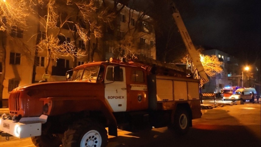 Площадь пожара в жилой пятиэтажке Воронежа увеличилась — видео