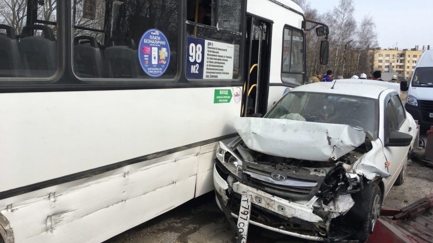 Неуправляемый автобус снес 11 автомобилей в Рязани — видео момента