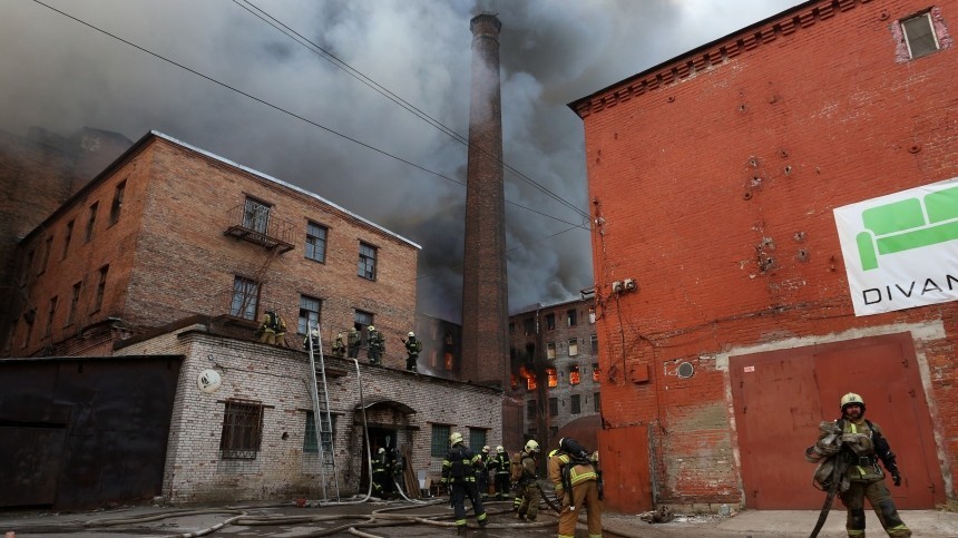 Огонь с «Невской мануфактуры» перекинулся на третье здание