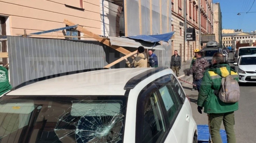 Видео: строительный забор неожидано обрушился в центре Петербурга