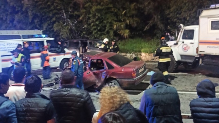 В Сочи легковушку расплющило в результате ДТП жуткие кадры
